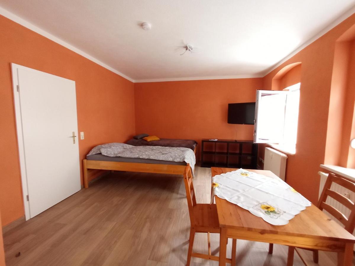Kleine 1-Raum-Ferienwohnung Mit Hohem Komfort Teuchern エクステリア 写真